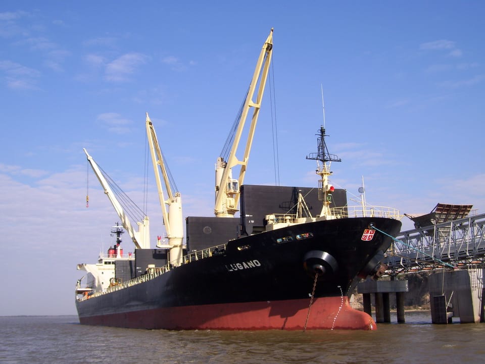 schwarzes Transportschiff mit diversen Kranen