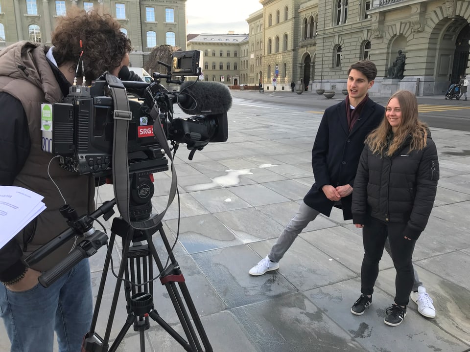 Laura und Linus bei den Dreharbeiten vor dem Bundeshaus in Bern
