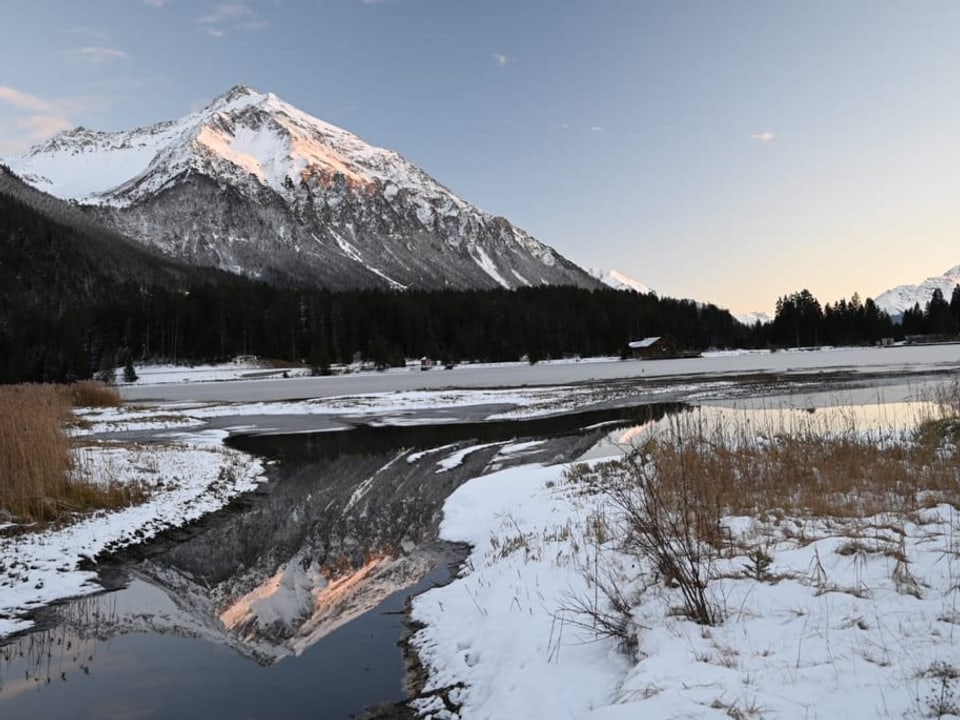 Lenzerheide/GR Das Lenzerhorn spiegelt sich im See.