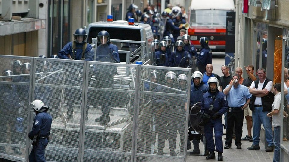 Die Luzerner Polizei bei einem Einsatz während der 1. Mai-Demonstration 2005 in der Stadt Luzern.