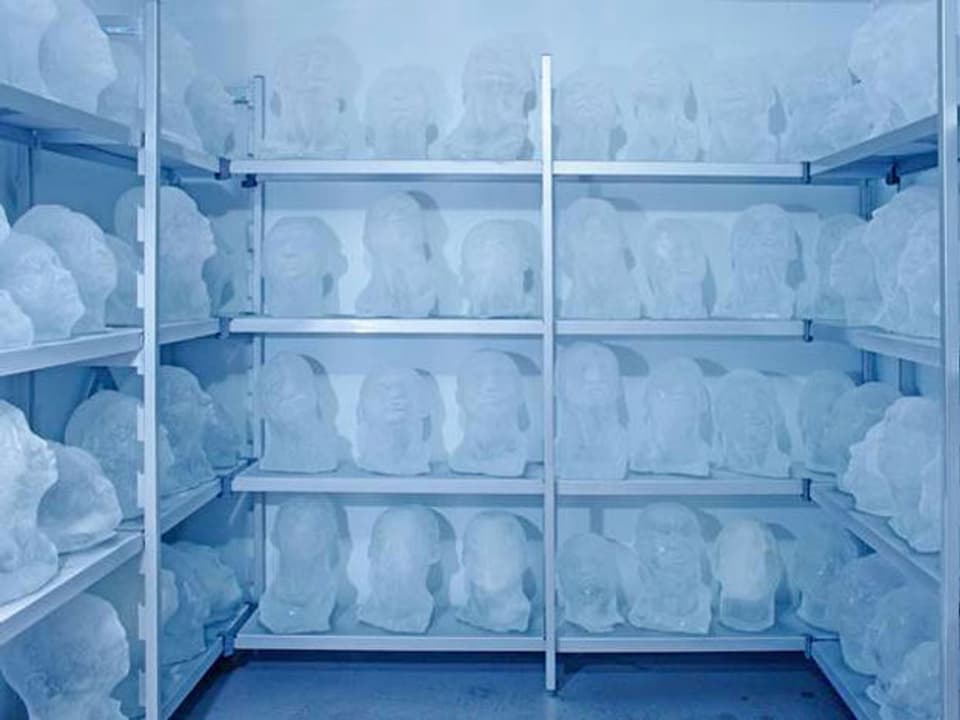 Gefrorene Selbstporträts: Klossners Eiskörper lagern in einem begehbaren Eisschrank.