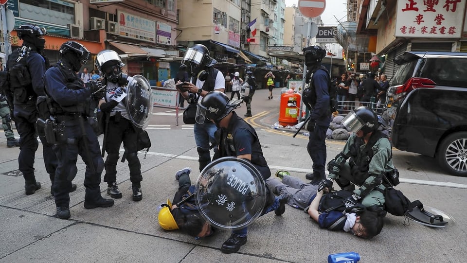 Polizisten mit Demonstranten.