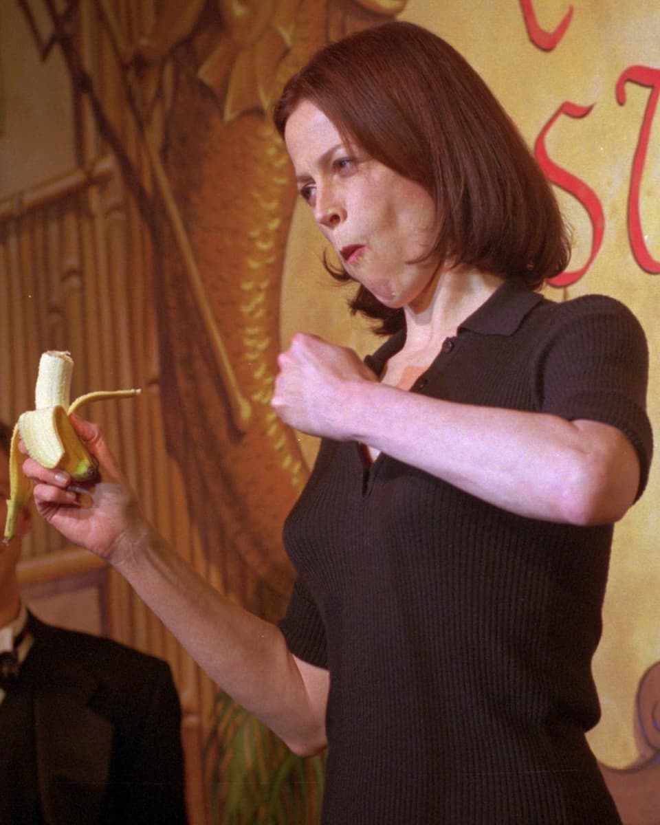Sigourney Weaver macht sich auf einer Preisverleihung zum Affen.