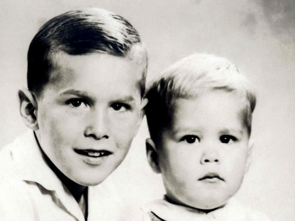 Die beiden Brüder als Kinder. George W. Bush lächelt etwas verhalten in die Kamera, Jeb blickt ernst.