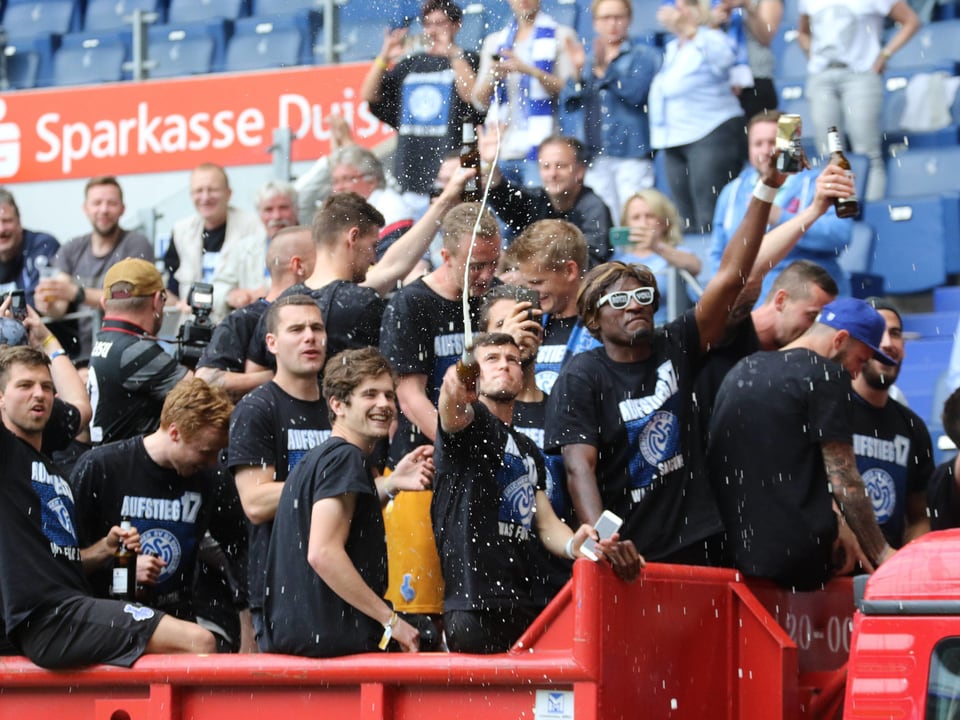 Duisburgs Spieler feiern den Aufstieg