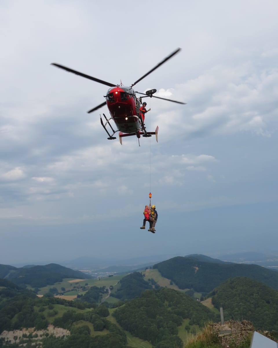 Helikopter rettet Kletterer mit Seilwinde