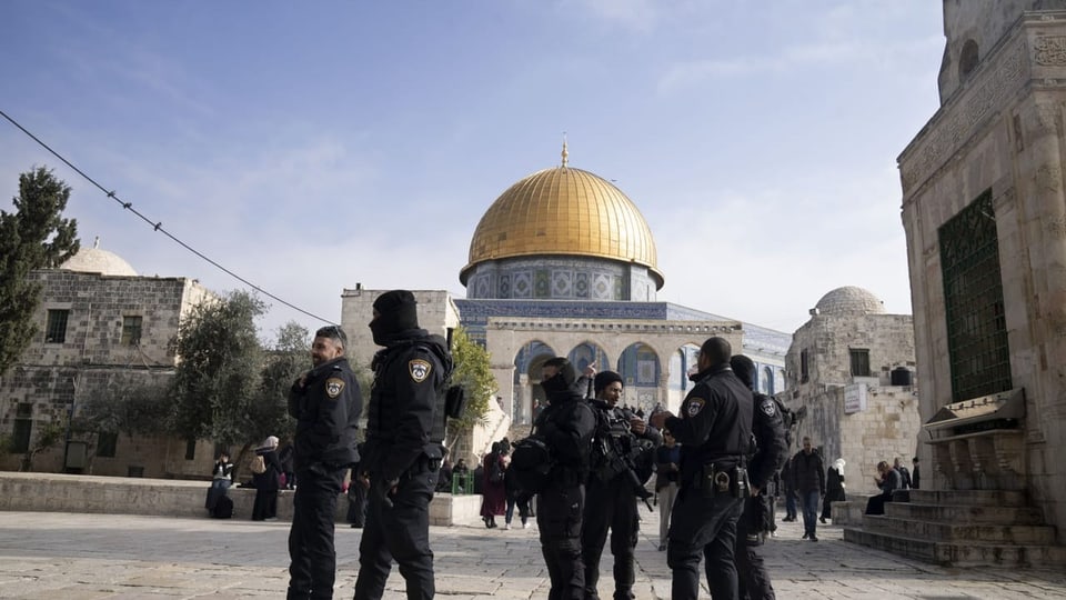 Israelische Polizisten sichern das Gelände für den Besuch des Tempelbergs von Itamar Ben-Gvir.