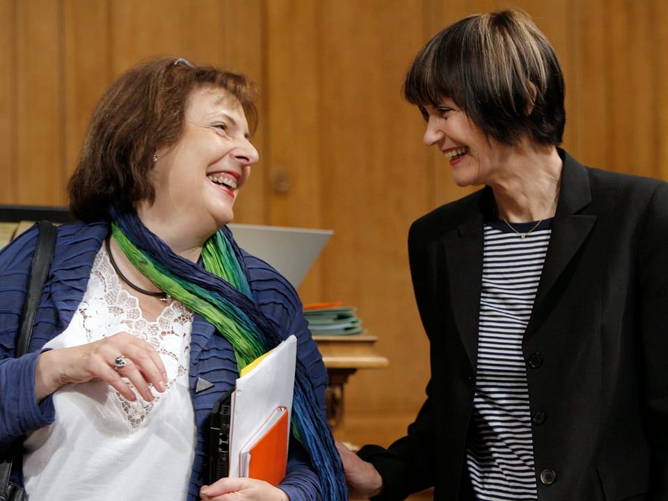FDP-Ständerätin Christine Egerszegi und Bundesrätin Micheline Calmy-Rey diskutieren lachend