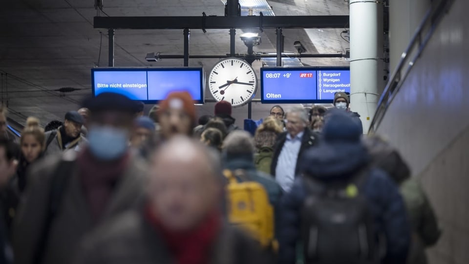 Viele Pendler:innen am Bahnhof Bern.