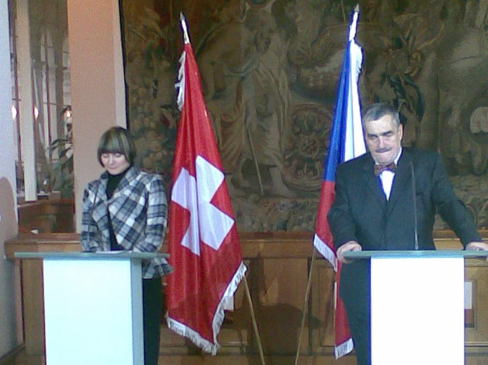 Micheline Calmy-Rey und Fürst Karel Schwarzenberg beim offiziellen Auftritt auf der Prager Burg.