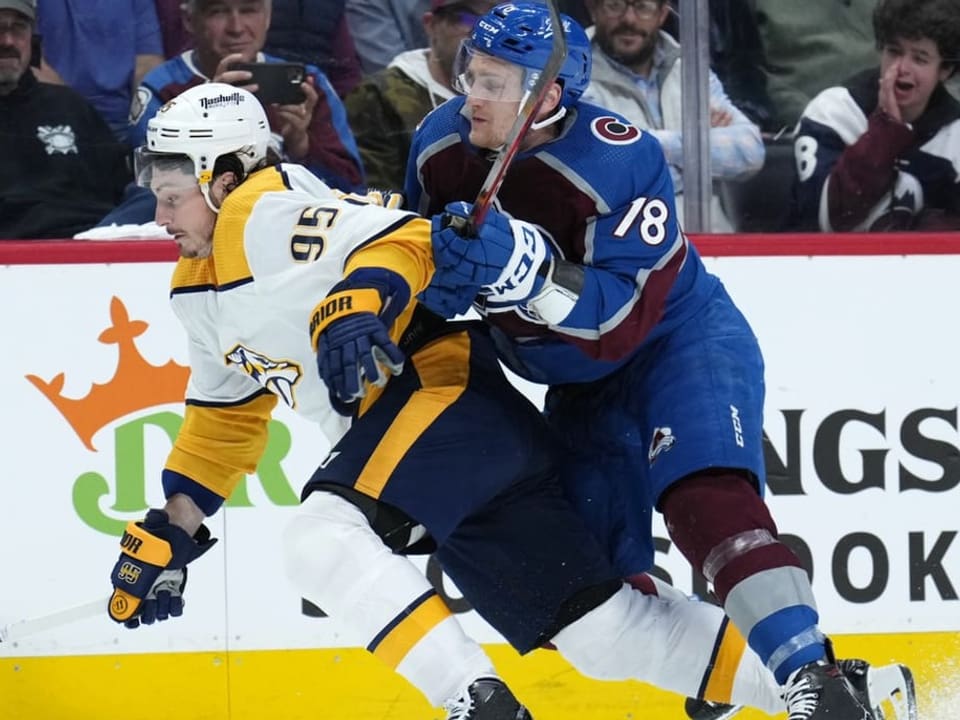  Nico Sturm und Matt Duchene in einem Zweikampf an der Bande.