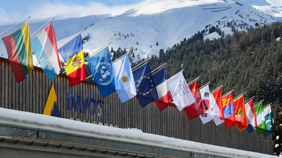 Vor dem Jahrestreffen des Weltwirtschaftsforums (WEF) in Davos, Schweiz, am 15. Januar 2024 wehen Flaggen.
