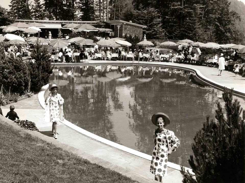 Eine schwarzweiss Fotografie eines Swimmingpools in den 50er Jahren.