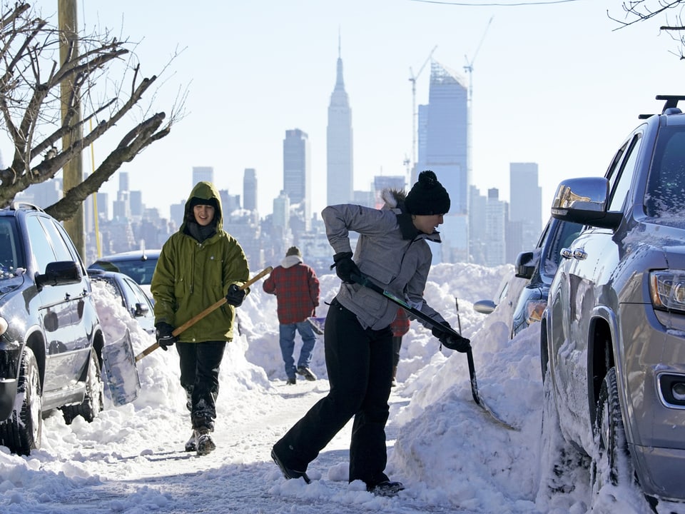 Menschen beim Schneeschaufeln in New Jersey