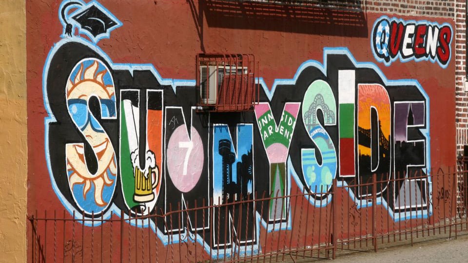 Wandbild an einem Gebäude in Sunnyside, New York.