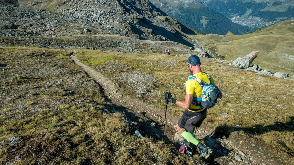 Läufer in Berglandschaft