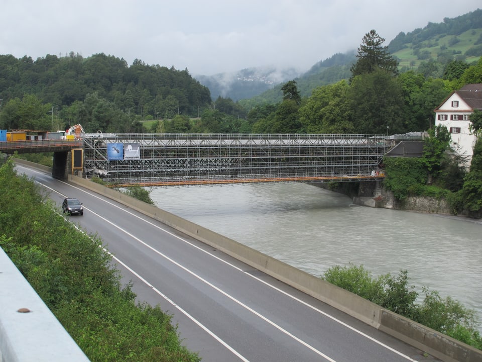 Eingerüstete Rheinbrücke