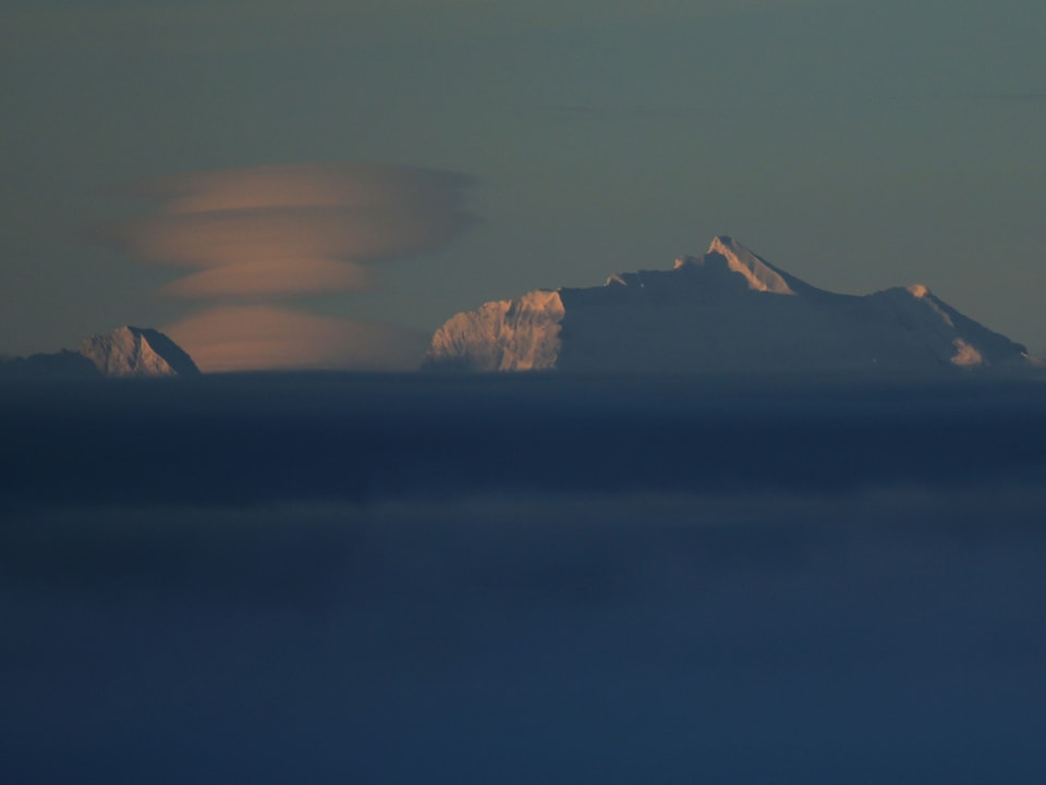 Berge über dem Nebelmeer.