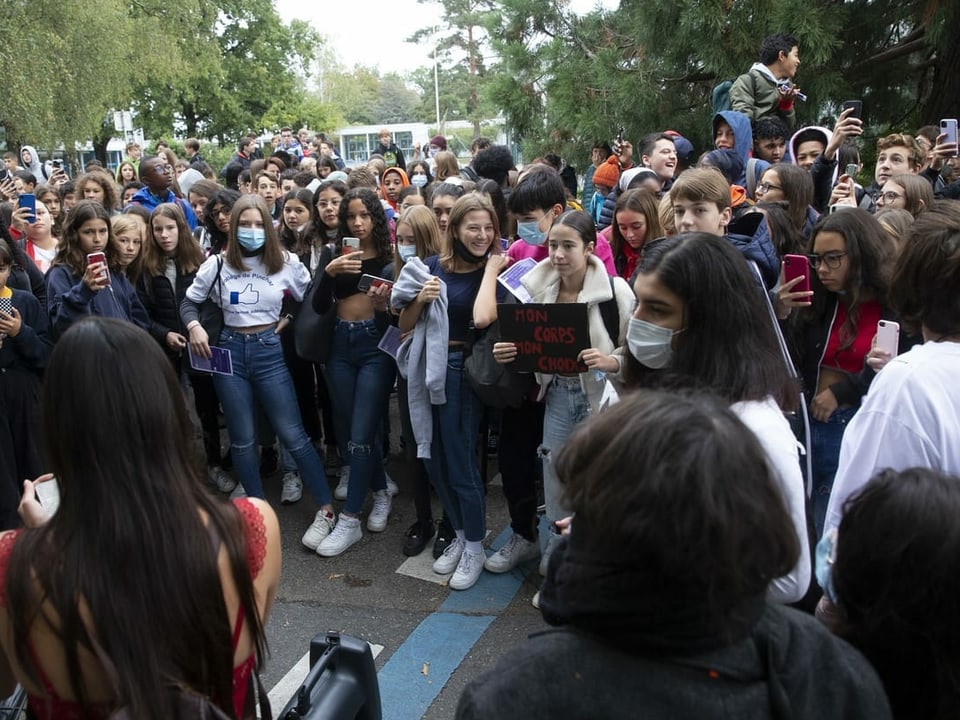 Schülerinnen protestieren gegen die Kleidervorschriften an Schulen in Genf.