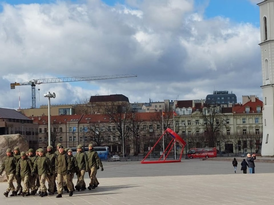 Soldaten auf dem zentralen Kathedralenplatz in Vilnius.