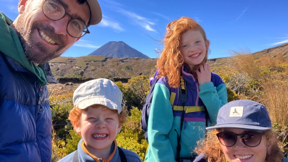 Familie von Clara vor Vulkan Taranaki