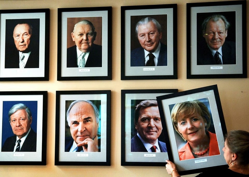 Bildergalerie der Bundeskanzler. Das Bild von Merkel wird grad dazugehängt.