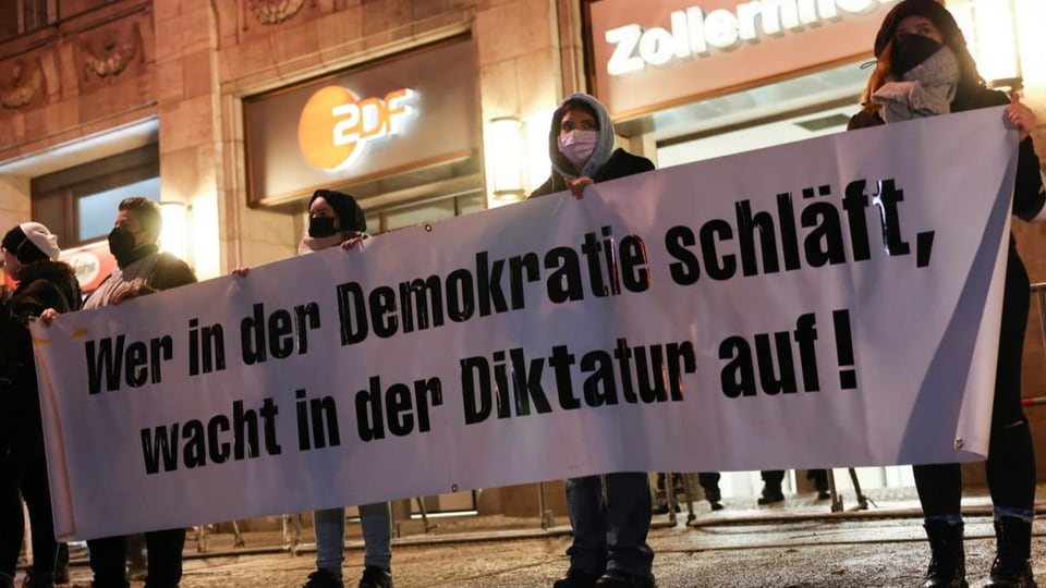 Protestler mit Schild