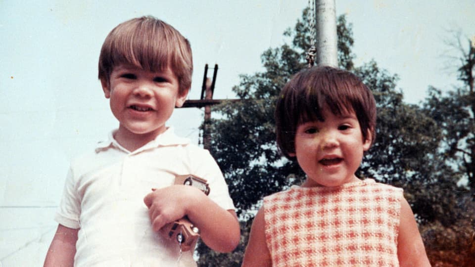 Keanu Reeves im Alter von 3 Jahren mit Schwester Kim