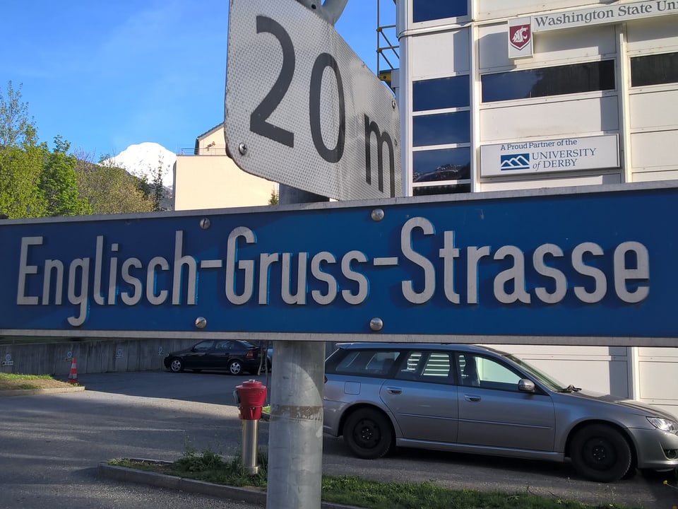 Auf einem Strassenschild steht «Englisch-Gruss-Strasse».