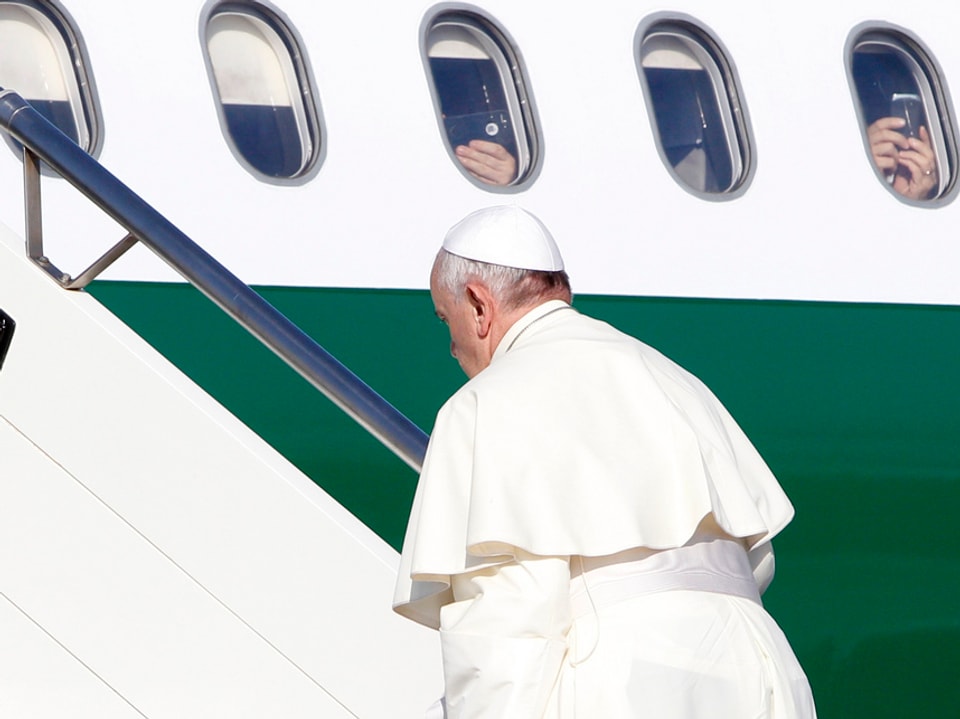 Papst Franziskus steigt ins Flugzeug.