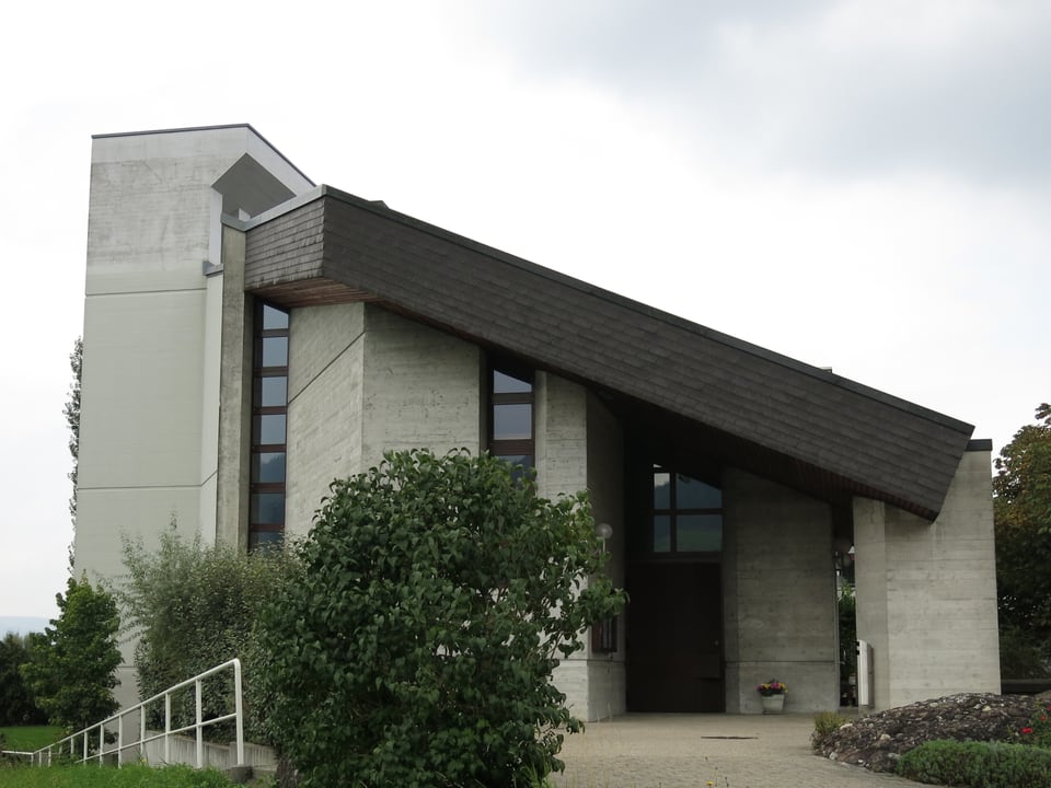 Reformierte Kirche in Rotkreuz: abgeschrägter Betonbau