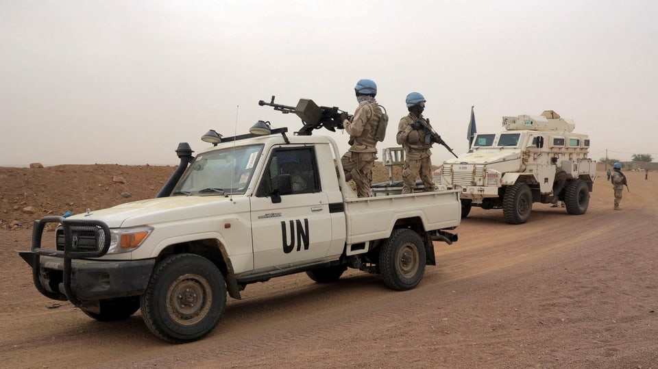 Soldaten auf Pick-up-Auto der UNO. Dahinter weiteres gepanzertes Fahrzeug.