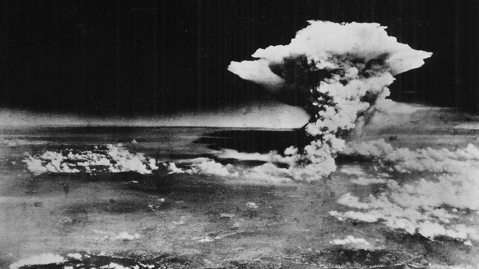 Schwarz-weiss-Aufnahme einer Wolke nach Bombe auf Hiroshima.