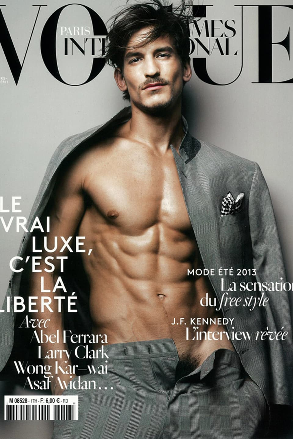 Model Jarrod Scott zeigte sich in der Vogue Hommes International offenherzig. 