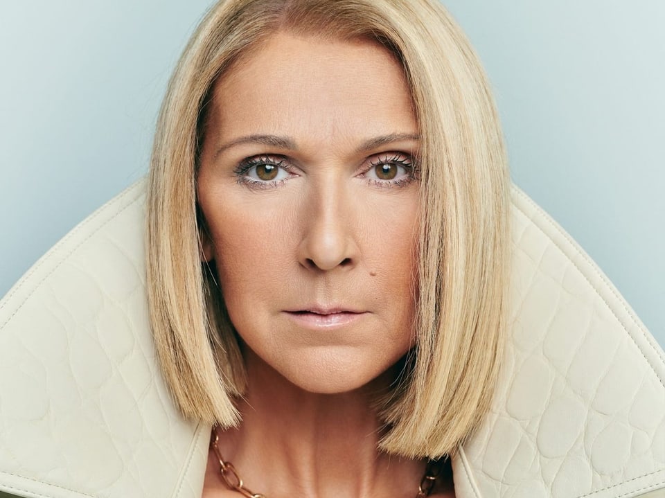 Porträt einer Frau mit blonden Haaren und intensivem Blick, weisser Hintergrund