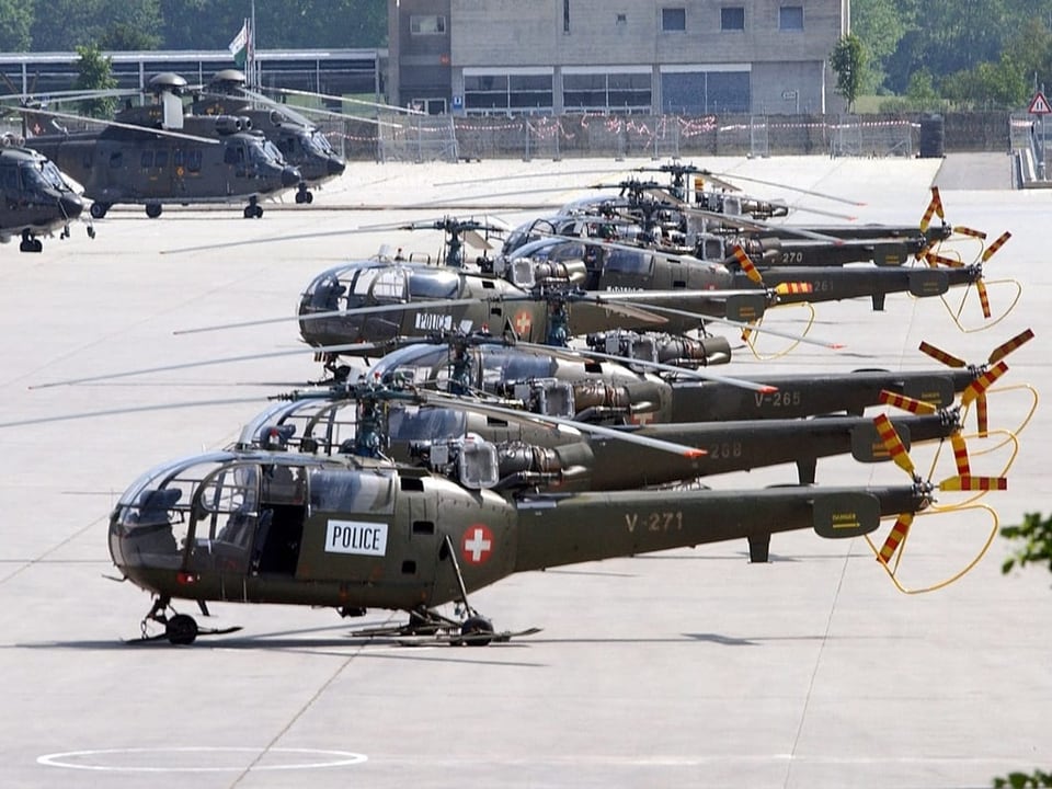 Auf dem Waffenplatz Bière stehen mehrere Helikopter. 