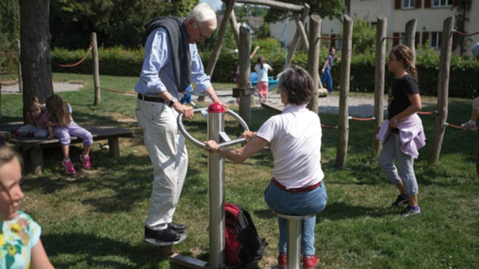 Zwei Senioren benützen einen Bewegungspark.