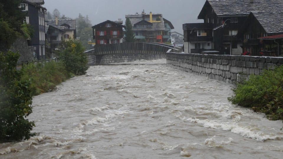 Hochwasser führender Bach in Vals.