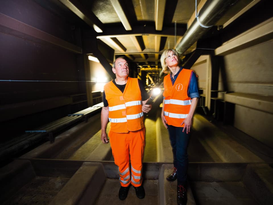 Sabine Dahinden ist mit einem Angestellten vom Autobahnunterhalt unter dem Autobahnviadukt in Yverdon. Die beiden schauen nach möglichen Schwachstellen.