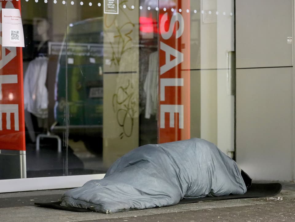 Obdachloser schläft vor Ladenlokal