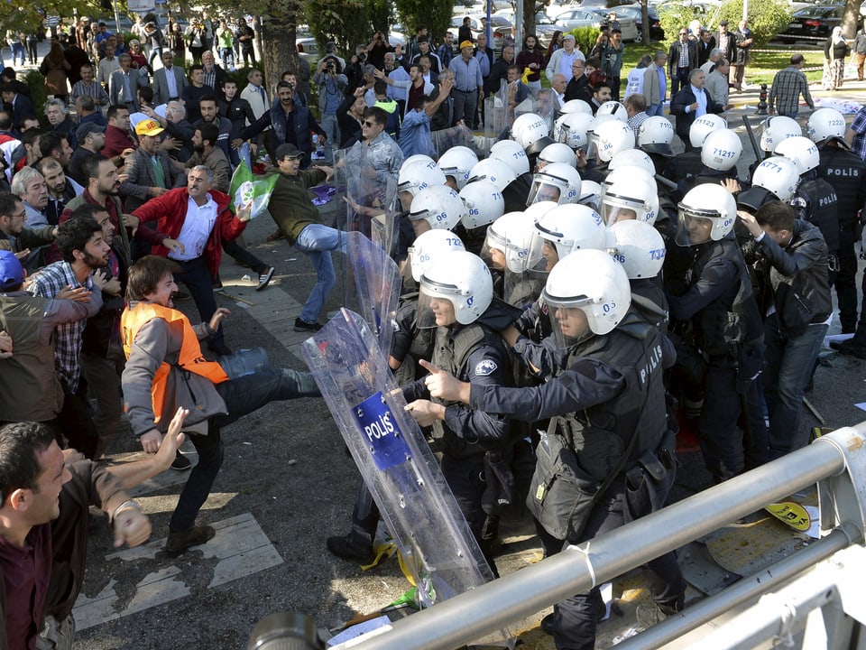 Demonstranten attackieren die Polizei. 