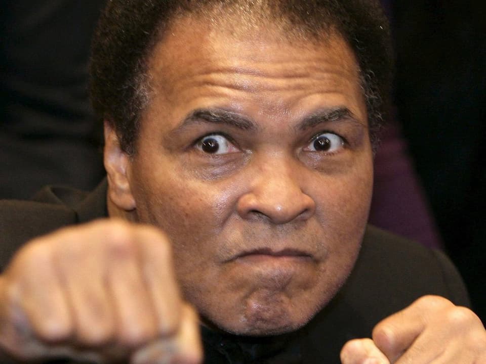 Ali in Showpose die Fäuste reckend im Jahr 2005