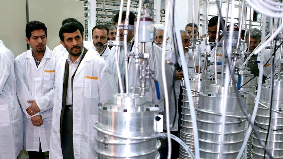 Irans Präsident Ahmadinedschad besichtigt Uran-Zentrifugen in Natans.