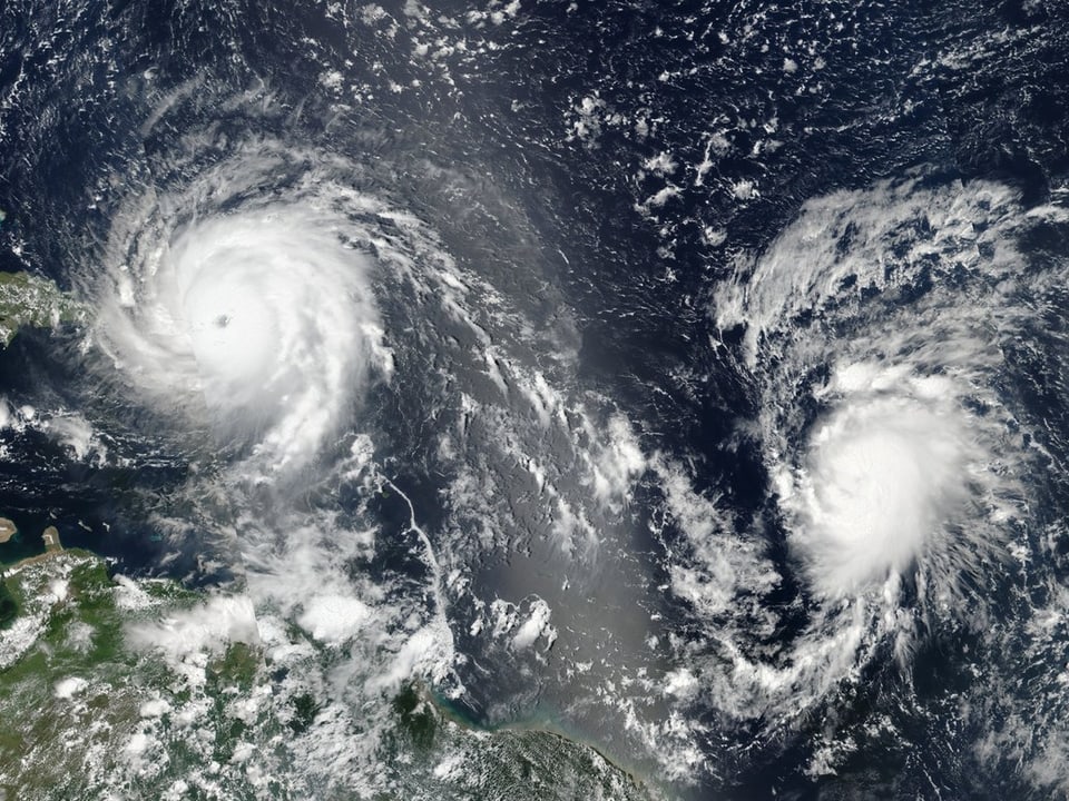 Zwei Hurrikans werden aus dem Weltal fotografitert. 