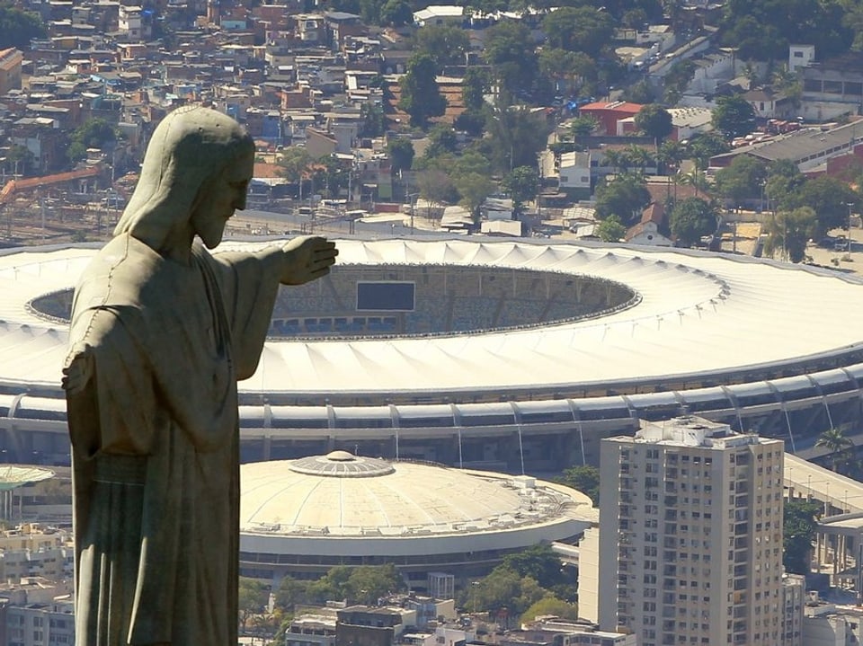 Jesus-Statue und im Hintergrund Blick auf das Stadion.