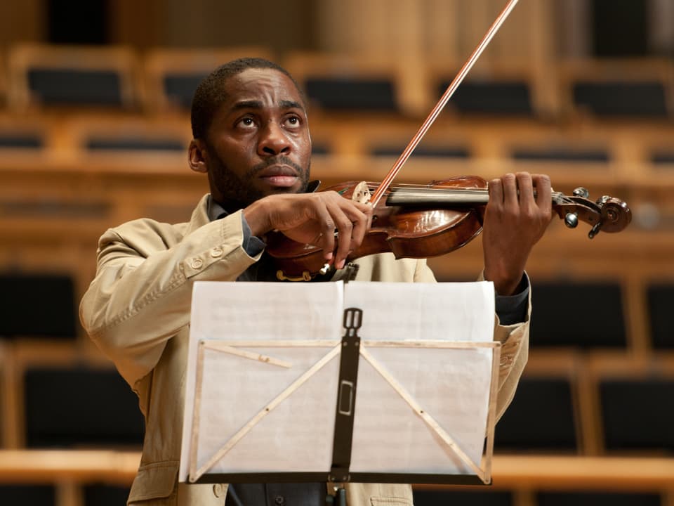 Der frischgebackene Lehrer Laerte (Lázaro Ramos) spielt in einem leeren Konzertsaal Geige.