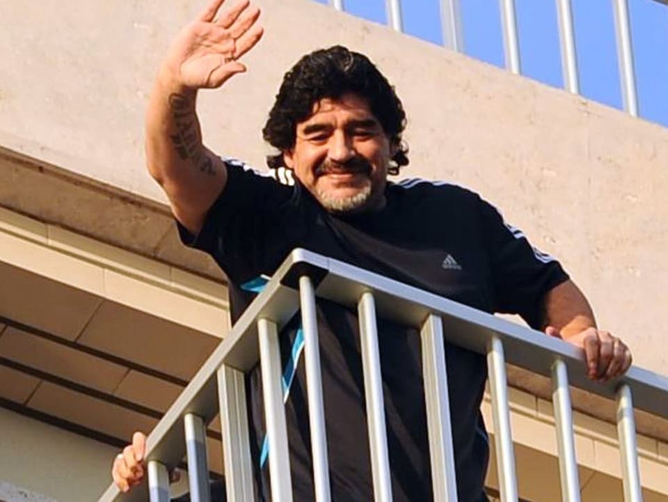 Maradona winkend auf einem Balkon.