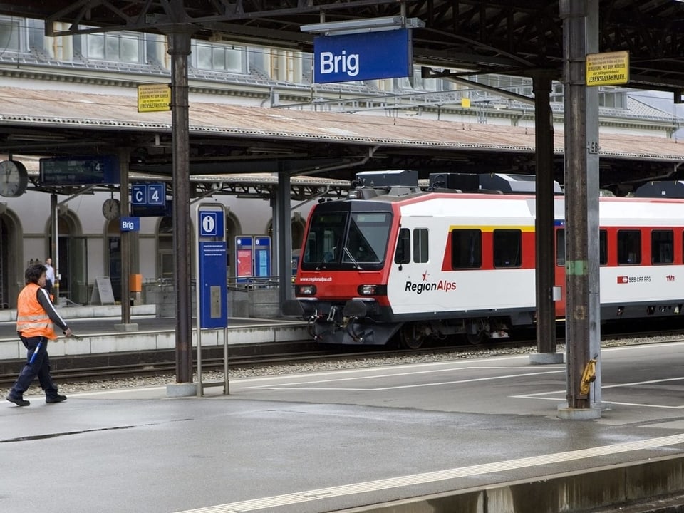 Ein Zug steht im Bahnhof Brig.