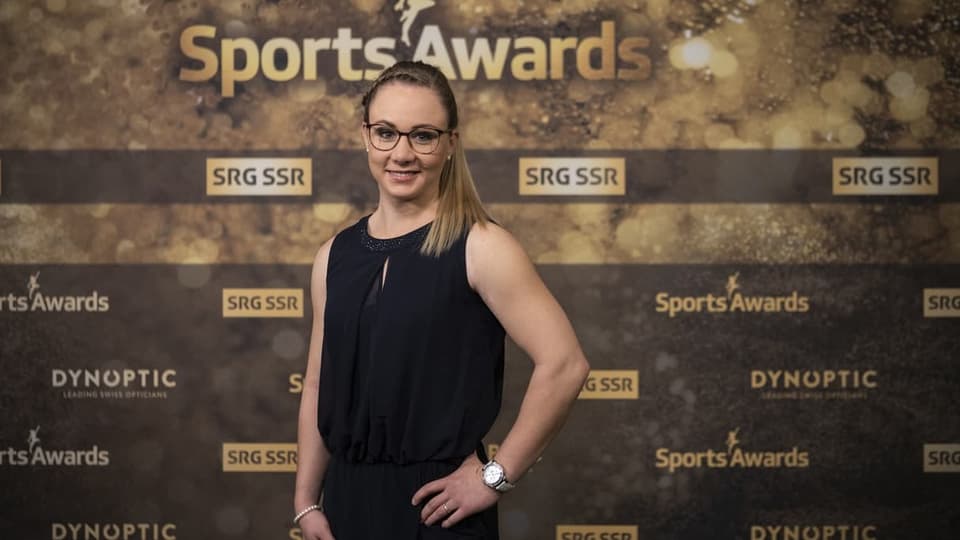 Die nominierte Kunstturnerin Ariella Kaeslin posiert an der Verleihung der Sports Awards 2020