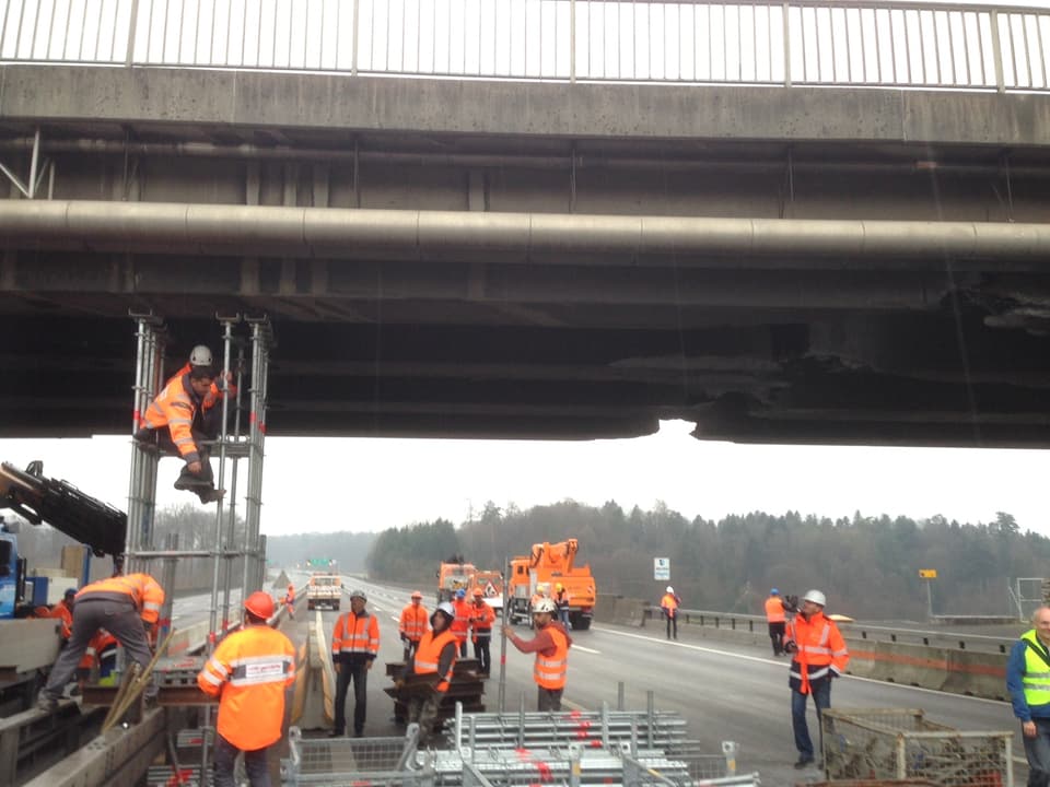 Mittlerweile kümmern sich Bauspezialisten und Experten des Bundesamtes für Strassen (Astra) um die Abstützung der Brücke.